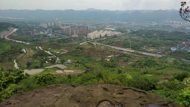 重庆九龙坡有一座明朝大寨，拥有18道城门，相传张献忠在此称帝