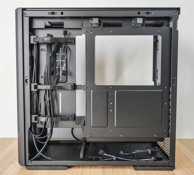 自带屏幕的主机—联力207D+9950X3D+ROG B850-F+索泰5070Ti装机