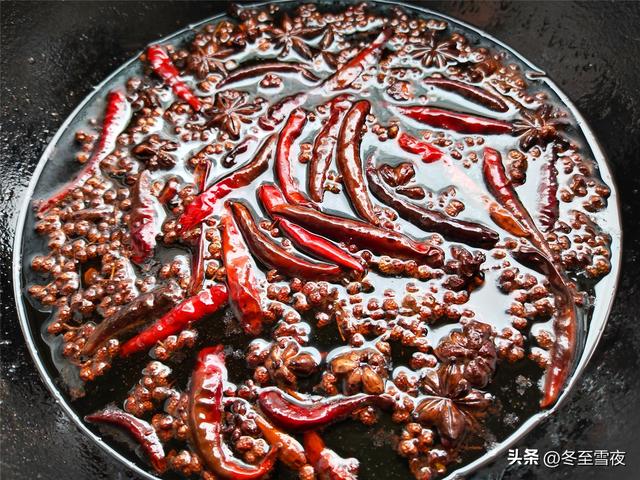 这样腌黄瓜扭咸菜，又脆又绿特下饭，第二天就能吃，半年都不会坏