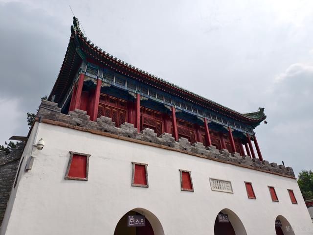 为什么承德会有一座小布达拉宫？酷似西藏布宫，顶部布满黄金