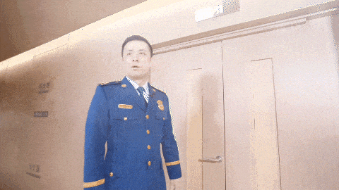 凌晨大楼起火！女子将两个月大的孩子递给隔壁楼邻居后不幸坠楼身亡
