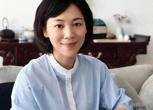 53岁素颜走红，央视名嘴变超龄妈妈，怎么成别人眼中的“奇迹”？