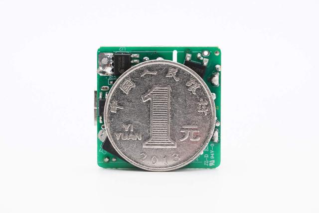 国产高集成氮化镓方案实现单板设计，迷你30W快充充电器拆解