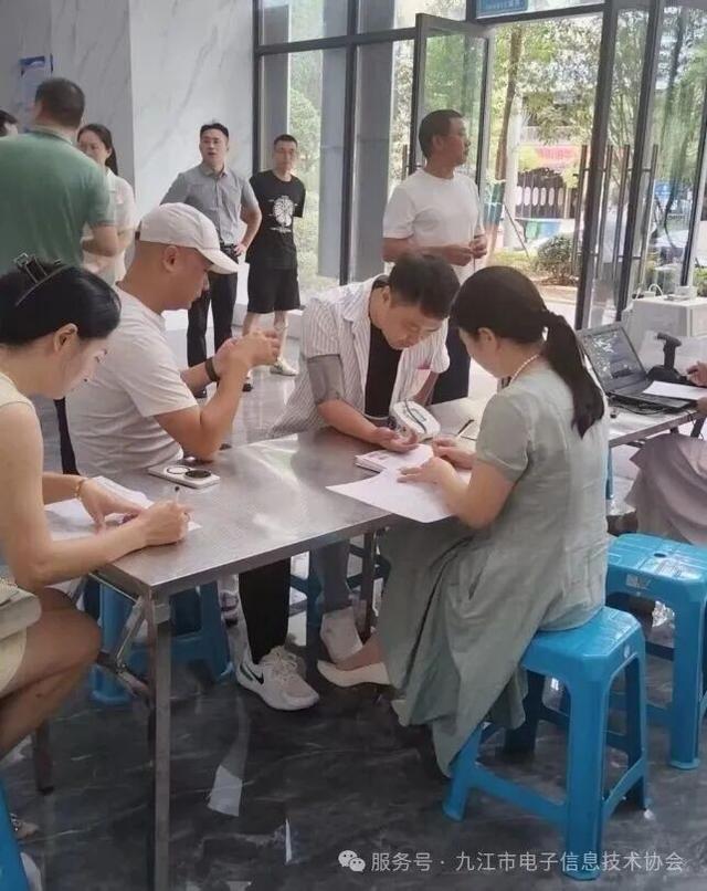 热血启航！九江市电子信息技术协会开展爱心献血活动