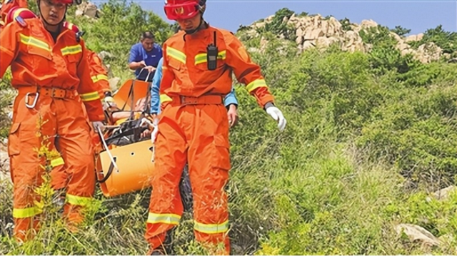 七旬老人登山中暑晕厥 消防员用担架40分钟接力转运至山下
