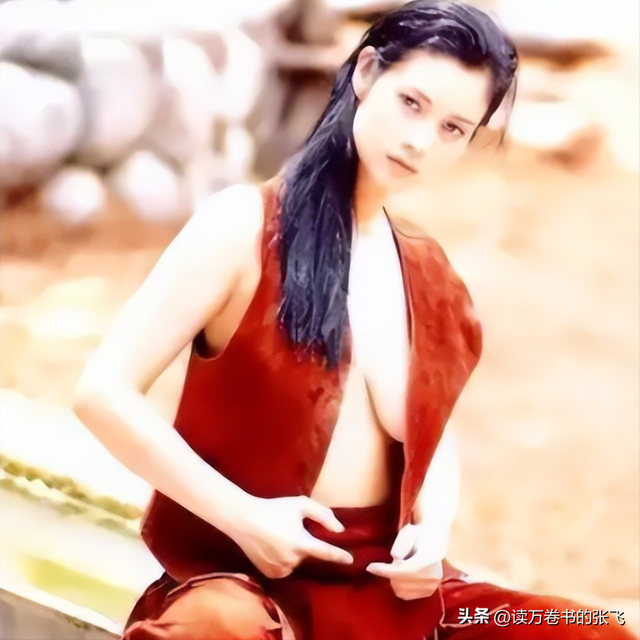 她认干爹，拍风月片，被导演霸王硬上弓，靠山去世后沦为服务员