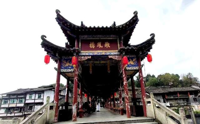 游览汉中市的青木川古镇