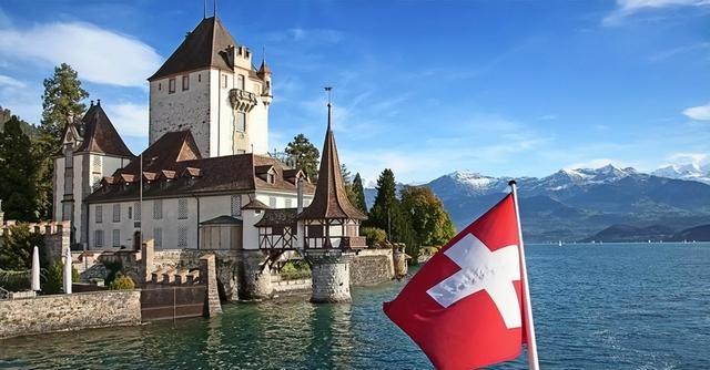 历史开了个玩笑，第一个倒下的不是乌克兰，而是百年中立的瑞士？