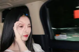 徐艺洋晒与黄子韬合照庆祝520 身材窈窕笑容活泼甜美图片