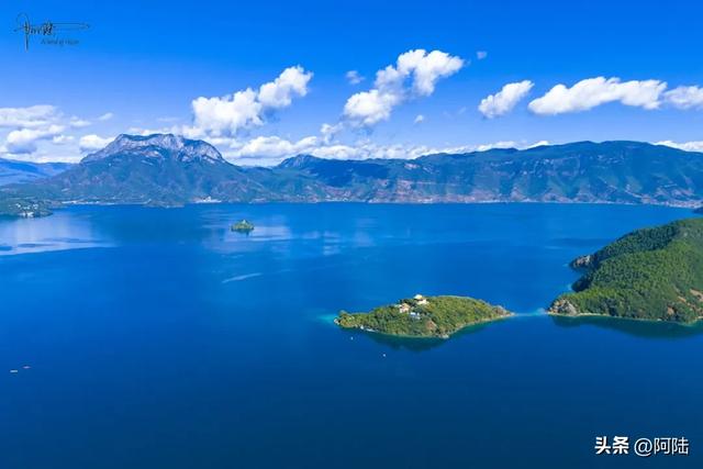 泸沽湖畔的狮子山海拔3770米,是摩梭族传说中格姆女神的化身
