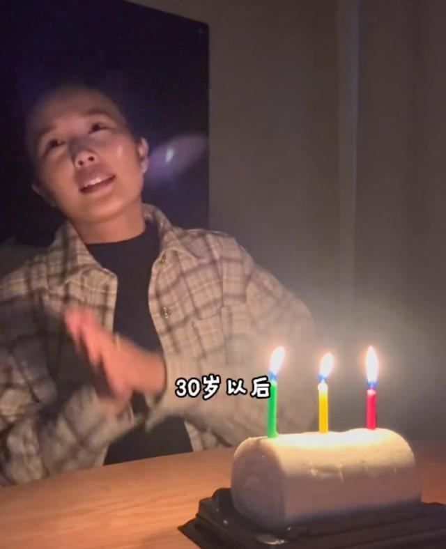 小黄过33岁生日，全程一个人被吐槽太孤独，安呈旺做法令人称赞