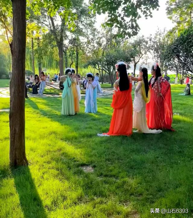 《雨荷厅畔荷香美女乐》～新华社原军事记者陶俊峰泉城大明湖美拍