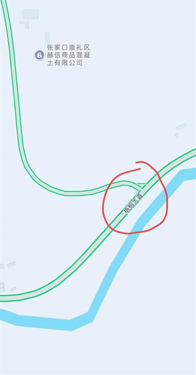 张家口一吊车失控追尾多车，警方深夜通报：系肇事车制动系统失灵引发，多车受损13人受伤