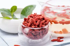 枸杞养生有诀窍！这样喝不上火还效果翻倍，90%的人都吃错了图片