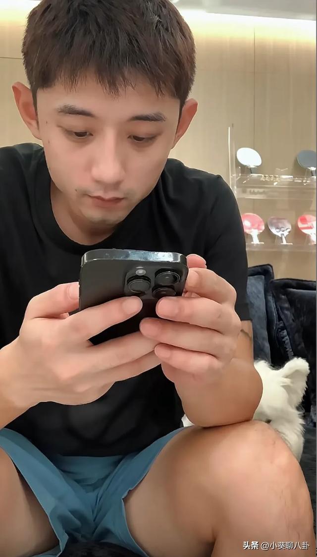 张继科直播居然这个姿势？被网友群嘲，粉丝反驳是不是管太多了？