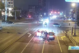 “史上最快出警”，15岁少年骑机车追尾交警驾驶车辆图片