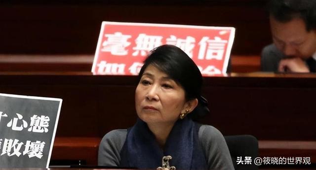苍天饶过谁！拒唱国歌否认中国籍，俩儿子送美国的她，下场如何？