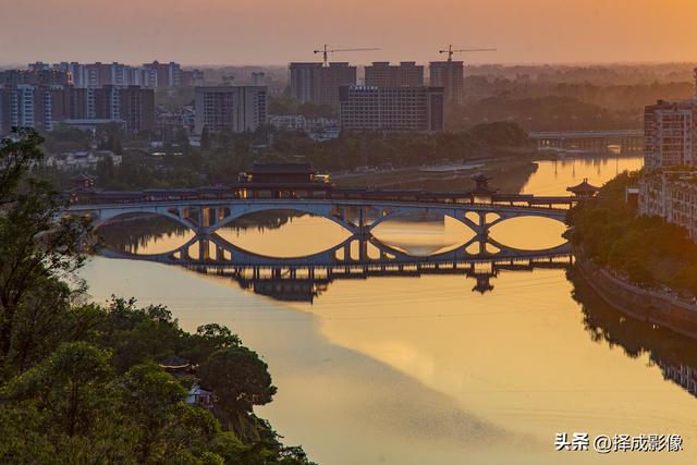 登“尊师亭”，揽西川景