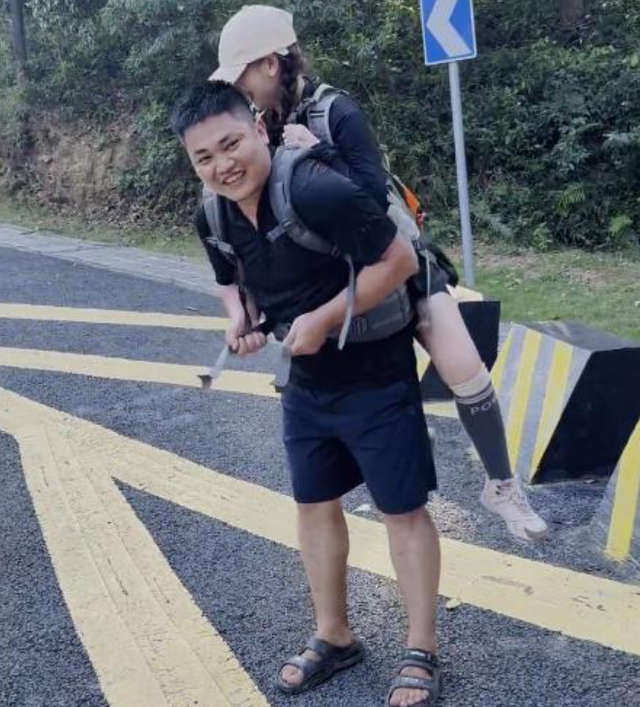 广东女子登山脚崴，被陌生小伙背40分钟下山，恶心的一幕却出现了