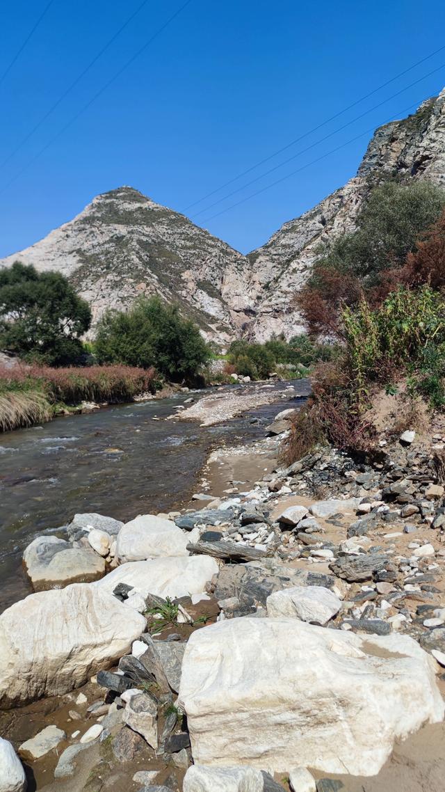呼和浩特哈拉沁沟，一条小河从两山峡谷流出，步行只能走小路