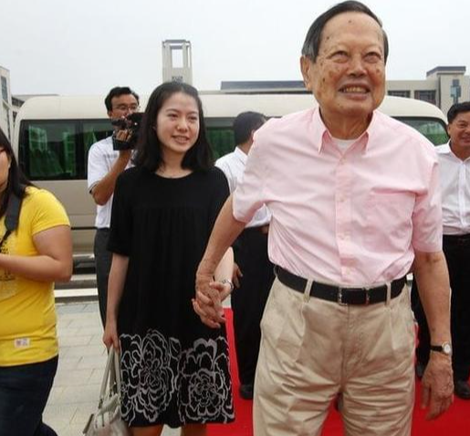 没想到，杨振宁去世后，49岁妻子翁帆	，竟因一个动作实现口碑暴涨