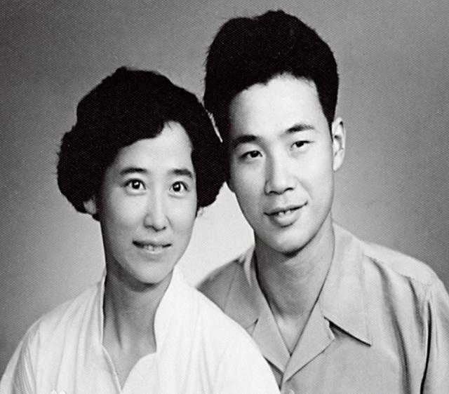 1998年，李鹏和夫人朱琳回到初次见面的地方，留下一张珍贵留影