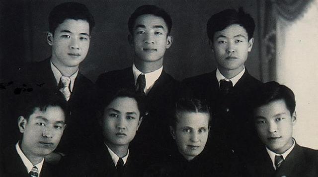 李鹏总理与女儿在一起的罕见留影，笑容灿烂喜笑颜开，温暖又温馨