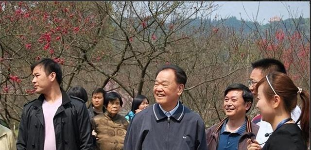 他是华国锋的接班人一心为国操劳	，晚年回到家乡当农民