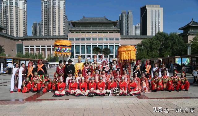 红衣银饰藏多少密码？当文成侍女穿过2025，让我懂了传承的活法！