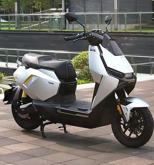 1万预算选电摩还是油摩？FXPro降维打击：极速80+双ABS+雷达预警