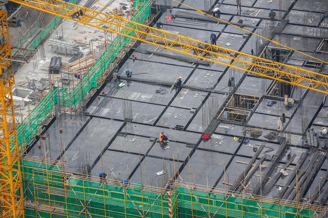 现浇混凝土楼板需要养护几天？错过这个周期，强度损失20%！