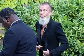 默多克92岁第5次大婚，章子怡前男友vivi现身：胡子花白老态龙钟图片