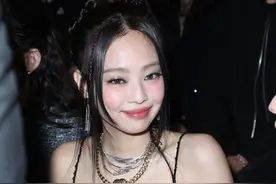 jennie 亮相巴黎 女人味十足图片