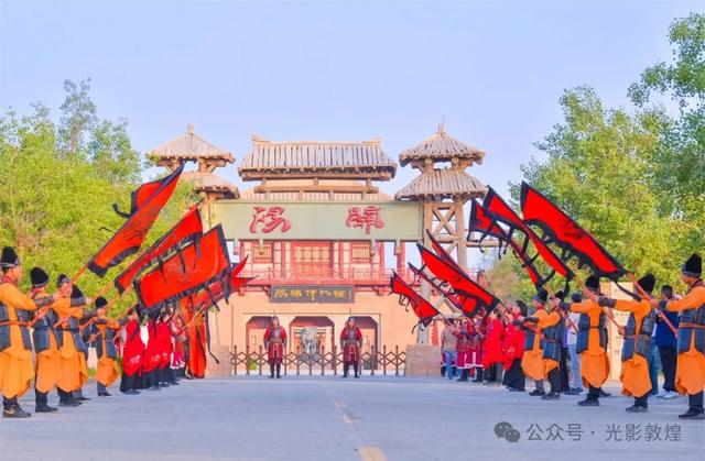 新疆“东天山来的骆驼队”参加盛大的入关欢迎仪式
