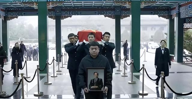 杨振宁葬礼结束，身披国旗无数人送行，可三大恶心情况还是发生了