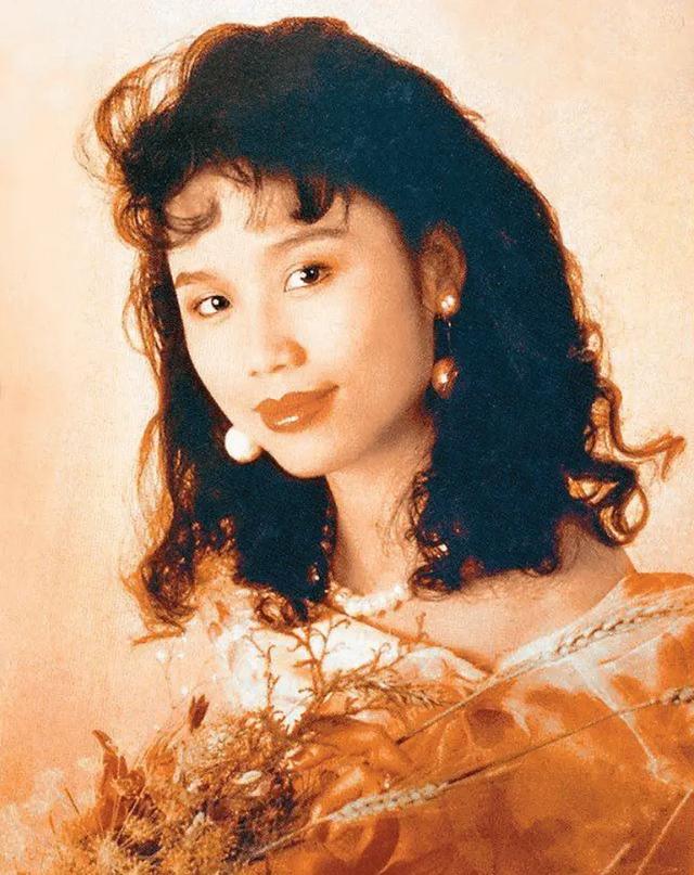 恩爱了17年，75岁的郭台铭开始衰老萎缩，51岁的曾馨莹仍娇艳如花