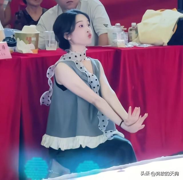 福建一舞蹈老师因长相俏皮大火！台下目光紧随台上的萌宝