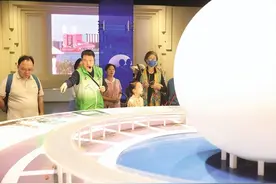 青春上海｜专业、青春、热情，讲解志愿者点亮观众的文化星海图片