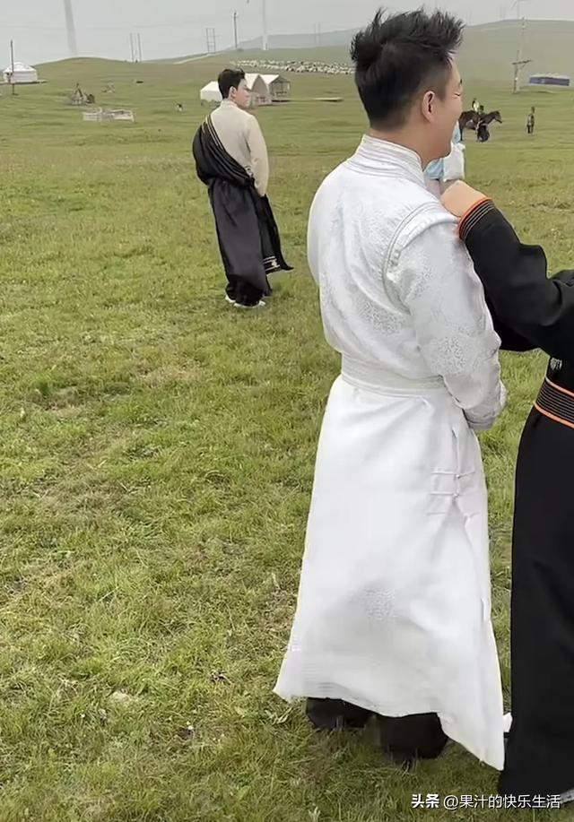 汪小菲一家蒙古服草原游！玥儿骑马挺笔直，淑女又贴心！汪没白疼