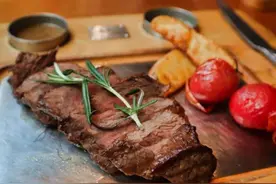 荤肉菜肴之蒜香黄油牛排虾，简单解馋又味美，吃了一次还想吃图片