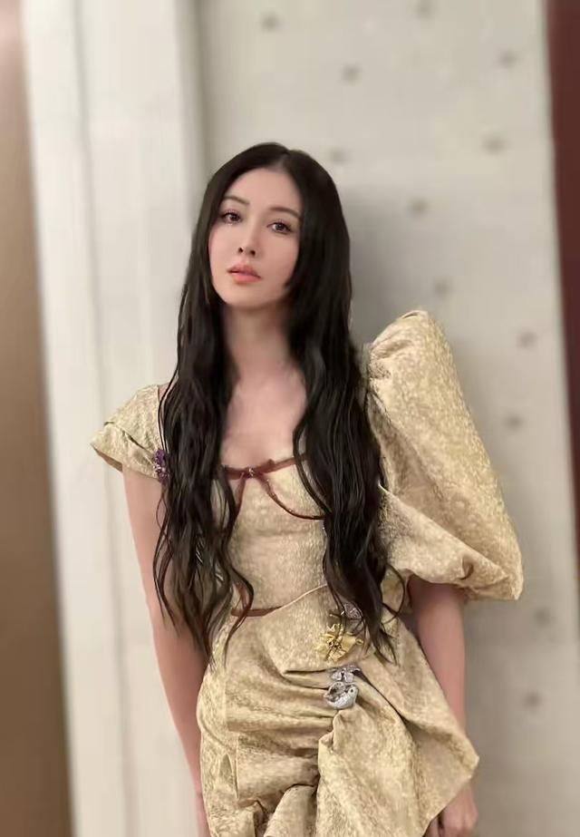 陪玩陪睡只是冰山一角，合同纠纷，陪客旅行，舔手指，个个都荒唐