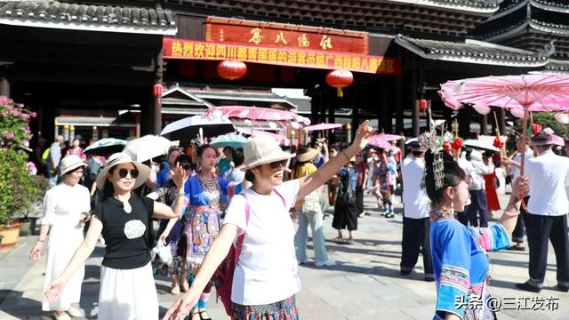 专列畅行侗乡情 贵客醉心三江韵