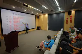 武汉江汉交警走进外卖行业开展交通安全课堂图片