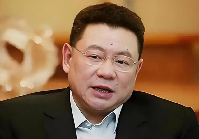 丈夫跟许家印是好朋友，妻子选择投资恒大，如今亏掉了200亿
