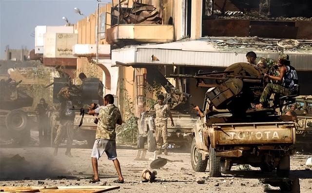 卡扎菲死前：躲进下水道被揪出，对打了他两巴掌的士兵说了两句话