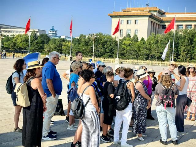 为什么很多老年人不选择自由行，而去跟团挨宰，有下面几个原因