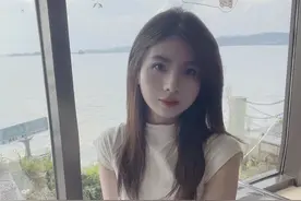 30岁女邻居喊我修灯泡，黑暗中我们抱到一起，她却没有松手图片