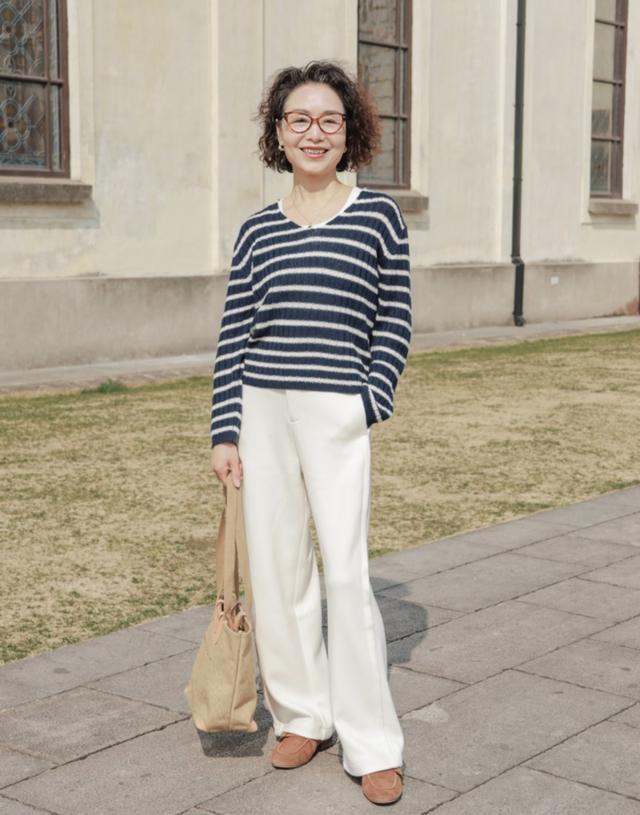 这是我见过最有气质的妈妈：63岁个子不高却端庄，穿衣优雅又贵气