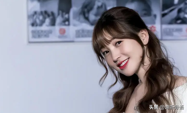 落毛凤凰不如鸡？42岁著名歌手江苏走穴，宾客只顾吃席没人搭理