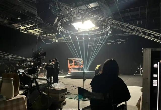 19岁嫁给富豪，20岁离婚携子净身出户，单亲40年如今儿子为她争光